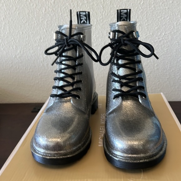 MICHAEL Michael Kors Women's Tavie Lug Sole Lace-Up Rain Booties EUC - Picture 4 of 9